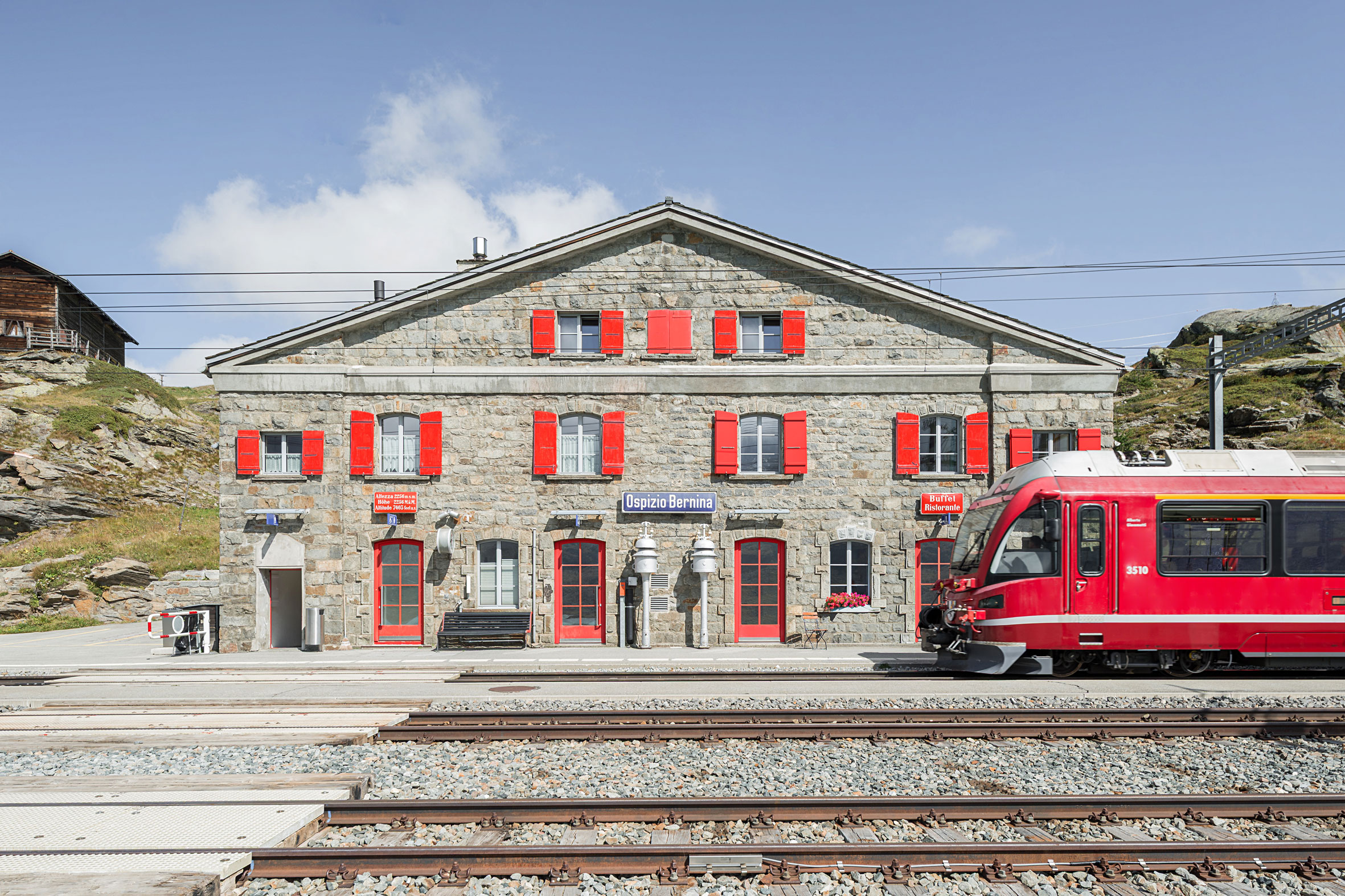 Architekturfotografie Bahnhof Ospizio Bernina Poschiavo | Gerd Schaller | BAUWERK PERSPEKTIVEN